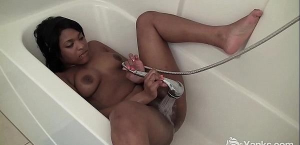  Yanks Ebony Jessica Jones Masturbates In The Bath Tube